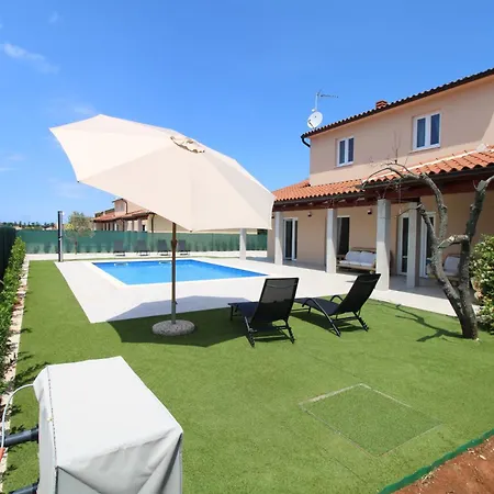 Semesterbostad Rose 2352 Pula